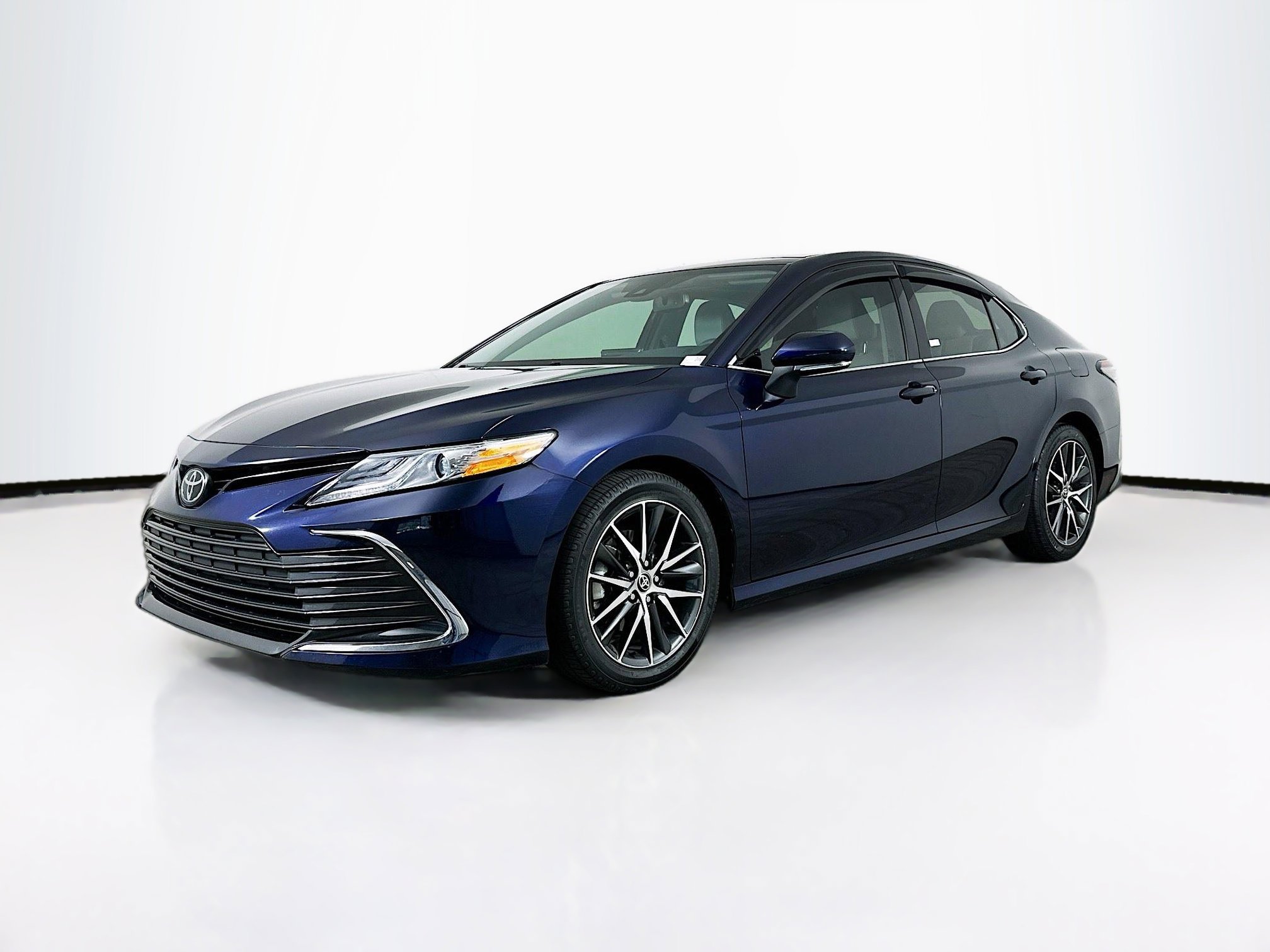 Used 2021 Toyota Camry XLE image 3