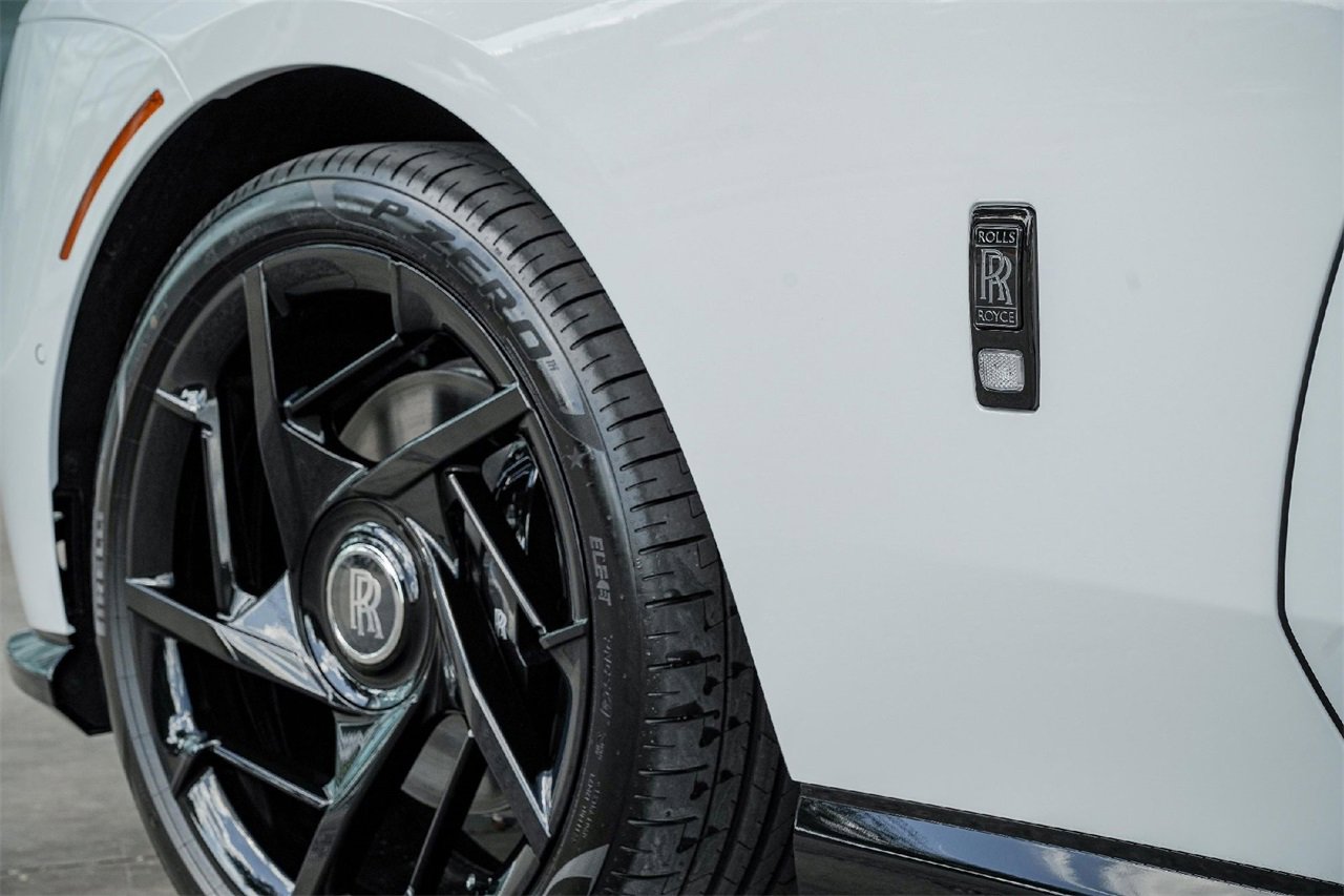 New 2025 Rolls-Royce Spectre Black Badge image 17
