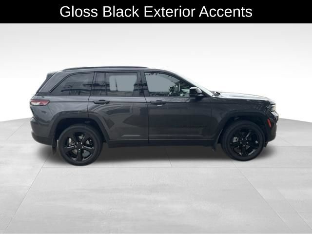 Used 2024 Jeep Grand Cherokee Limited w/ Black Appearance Package AWD/4WD image 6