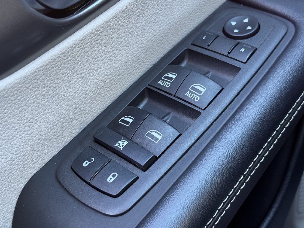 Used 2023 Chrysler Pacifica Touring-L FWD image 30