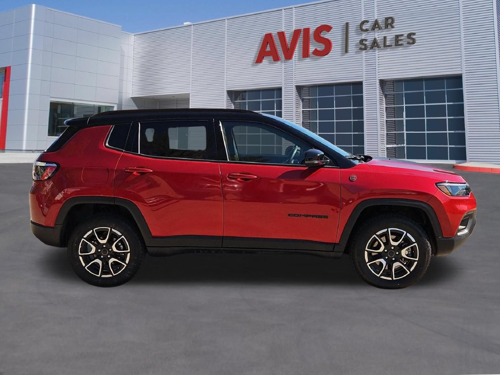Used 2025 Jeep Compass Trailhawk AWD/4WD image 5