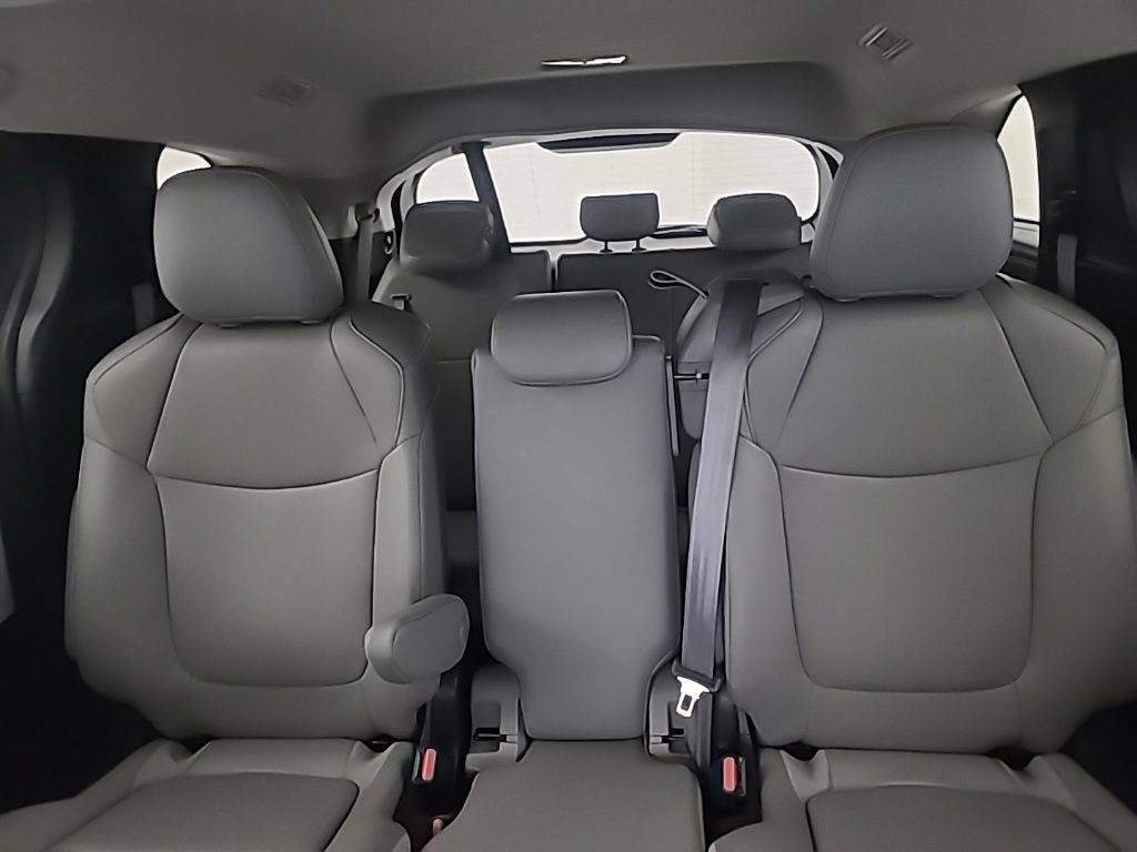 Used 2025 Toyota Sienna XLE FWD image 30