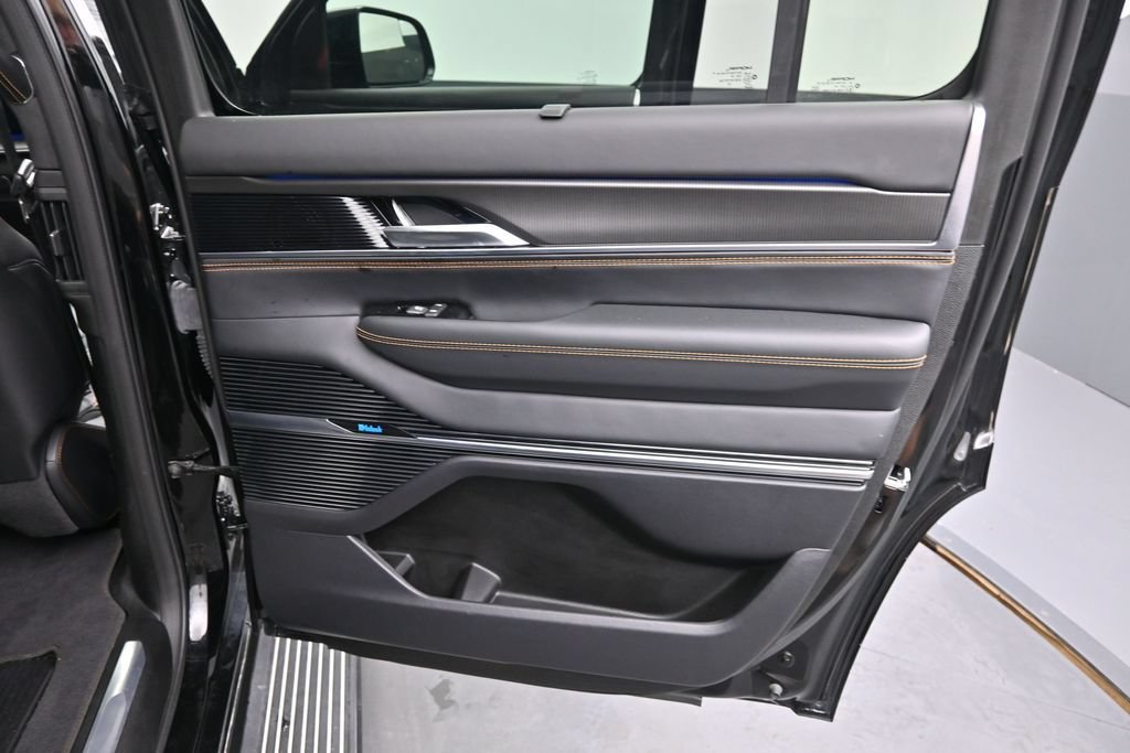 Used 2025 Jeep Grand Wagoneer Series III w/ Rear Seat Video Group 1 AWD/4WD image 15