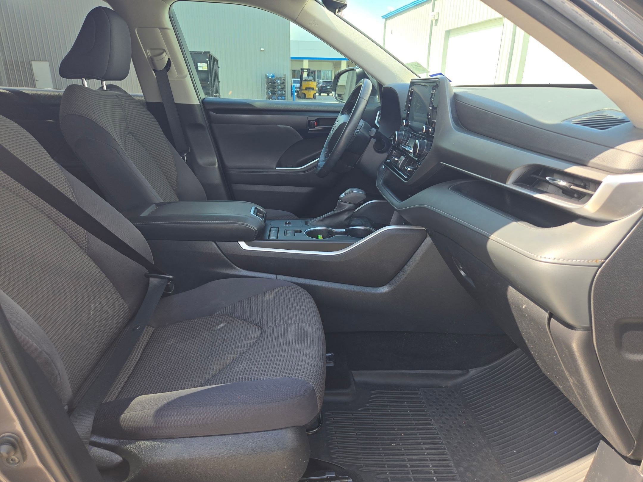 Used 2022 Toyota Highlander LE FWD image 24