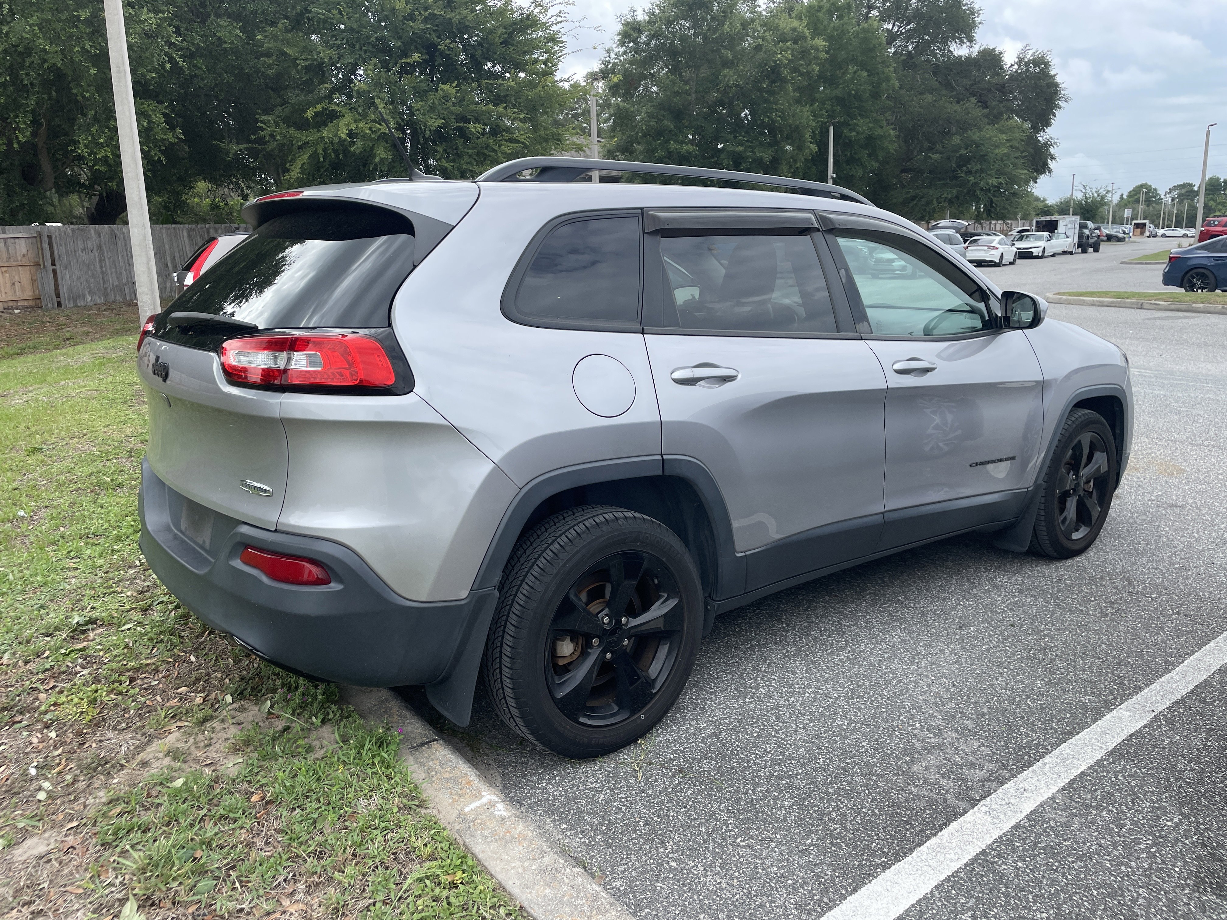 Used 2018 Jeep Cherokee Latitude w/ Altitude Package FWD image 6