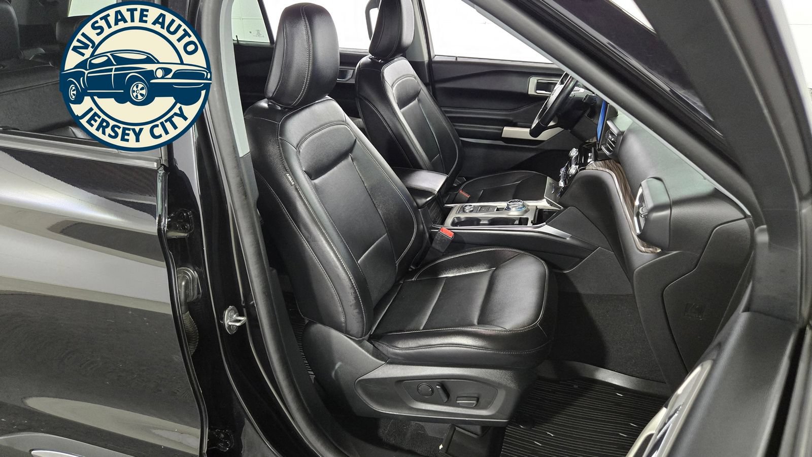 Used 2021 Ford Explorer Limited w/ Equipment Group 301A AWD/4WD image 4