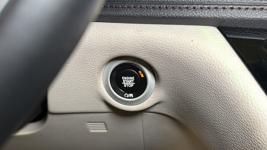 Used 2017 Chrysler Pacifica Limited FWD image 32