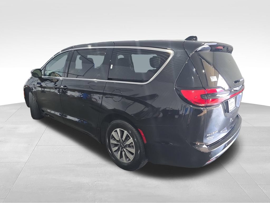 Used 2023 Chrysler Pacifica Touring-L FWD image 3