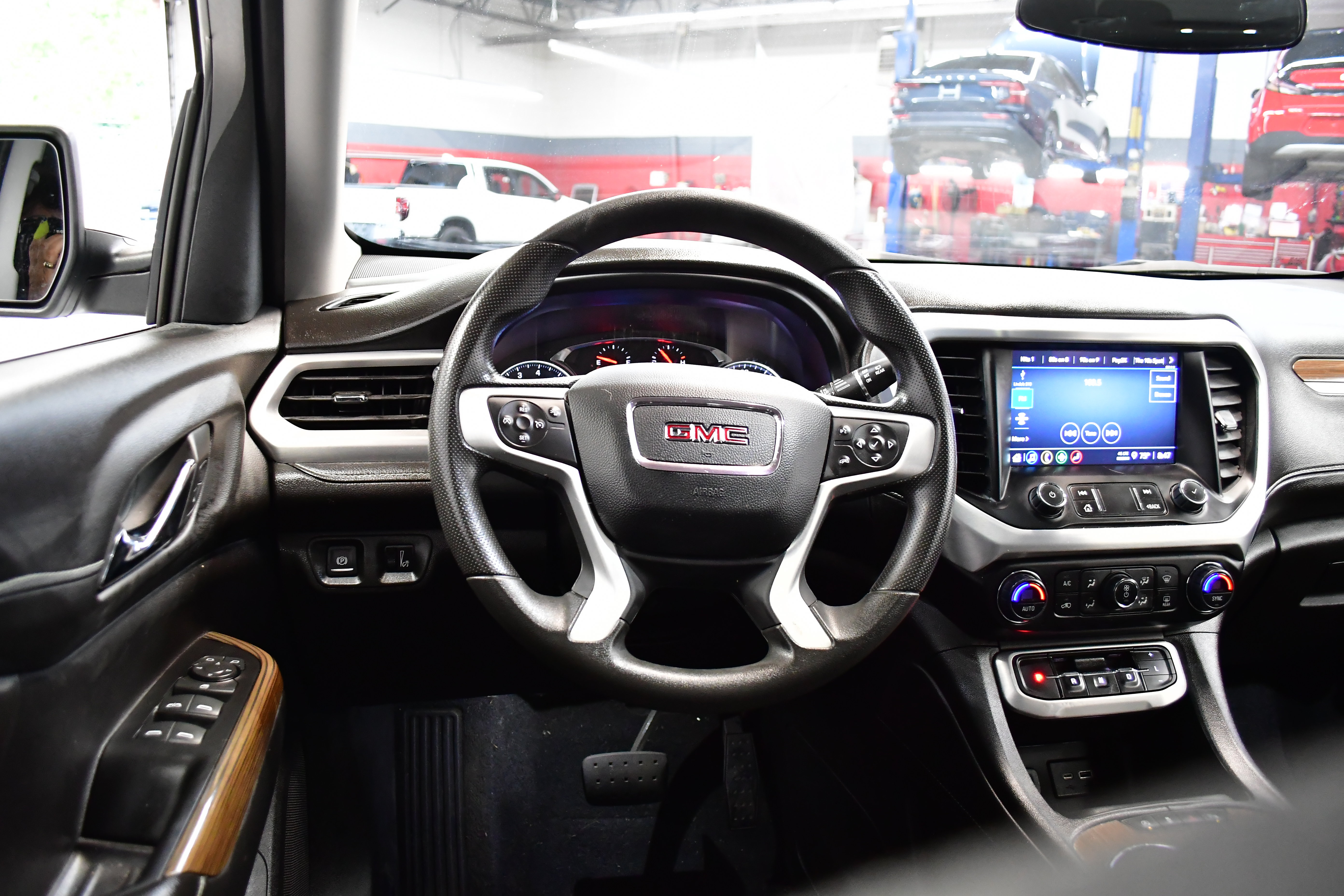 Used 2023 GMC Acadia SLE AWD/4WD image 8