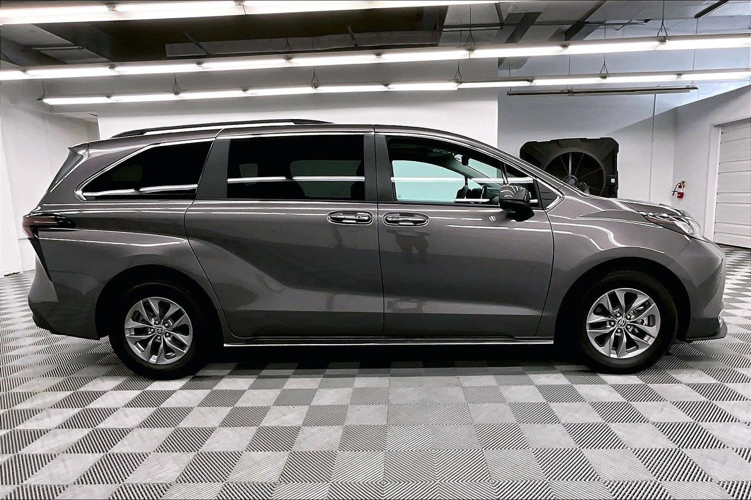 Used 2023 Toyota Sienna XLE FWD image 15