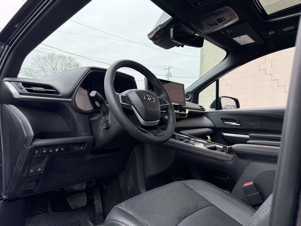 Used 2025 Toyota Sienna Platinum image 29
