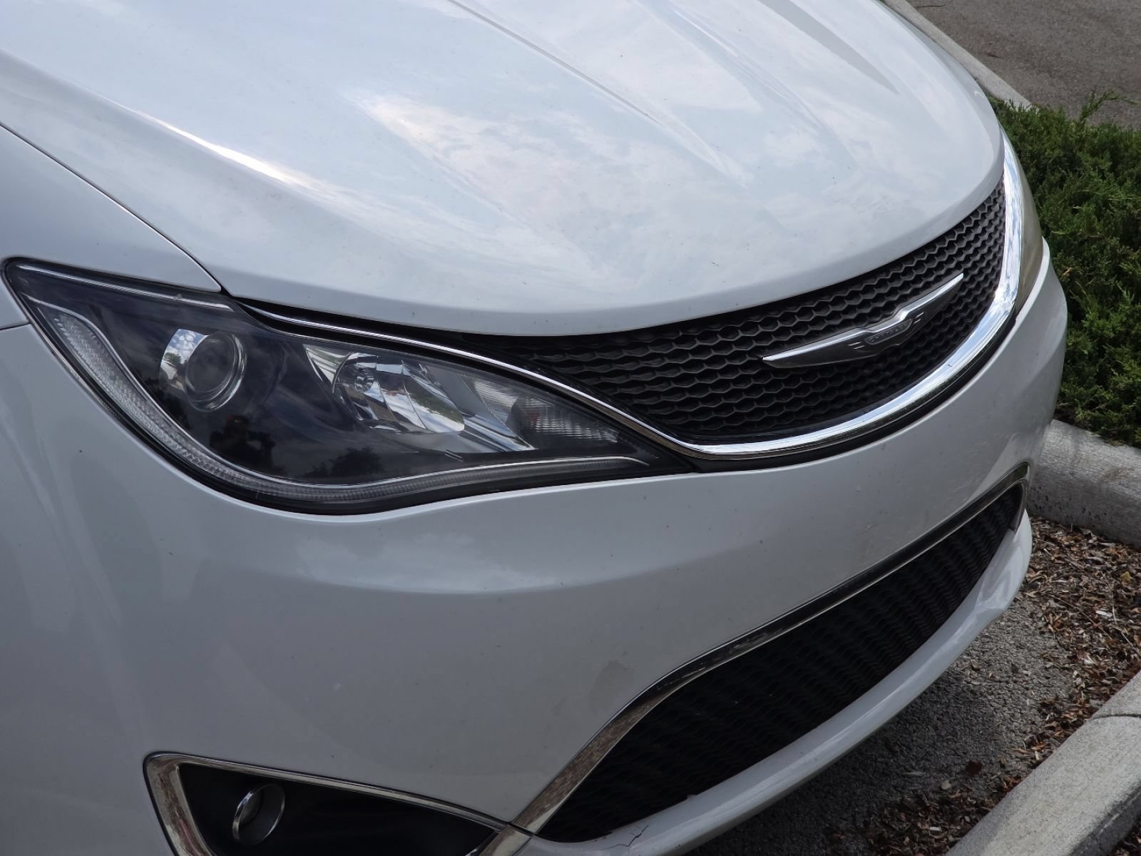 Used 2018 Chrysler Pacifica Touring-L FWD image 9
