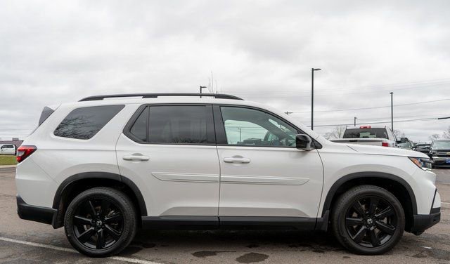 Used 2025 Honda Pilot Black Edition image 5
