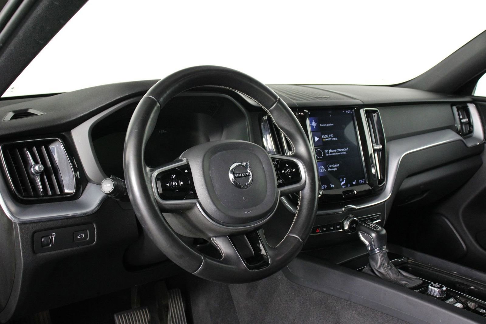 Used 2020 Volvo XC60 T5 Momentum w/ Protection Package Premier image 14