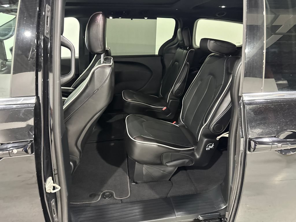 Used 2026 Chrysler Pacifica Limited FWD image 19