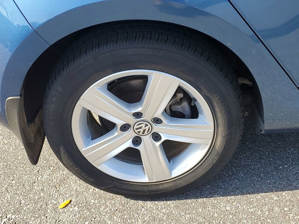 Used 2017 Volkswagen Golf S image 5