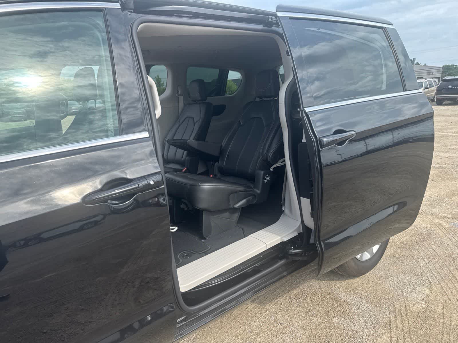 Used 2024 Chrysler Pacifica Touring-L AWD/4WD image 16