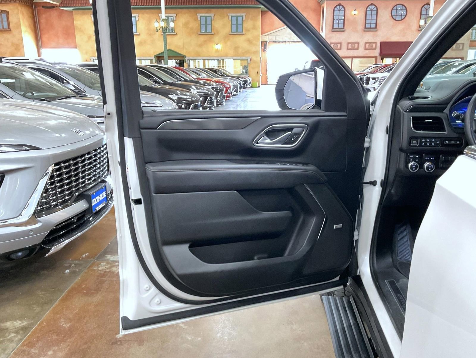 Used 2022 GMC Yukon XL AT4 image 9