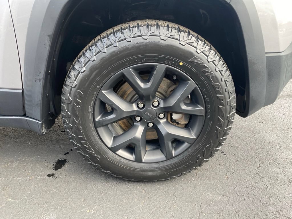 Used 2018 Jeep Cherokee Trailhawk AWD/4WD image 14