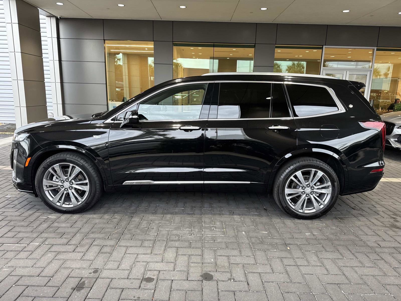 Used 2025 Cadillac XT6 Premium Luxury image 2