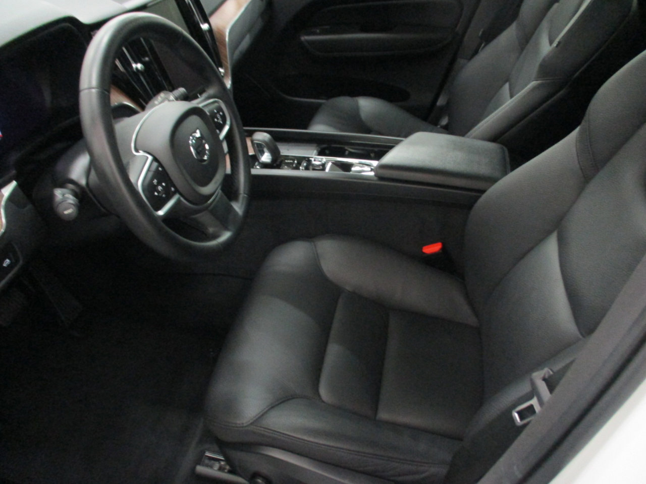 Used 2022 Volvo XC60 B5 Momentum image 11