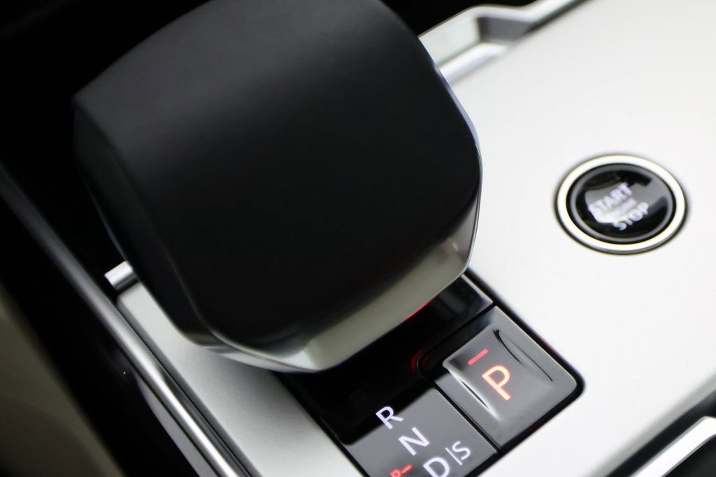 Used 2025 Land Rover Range Rover SE image 24