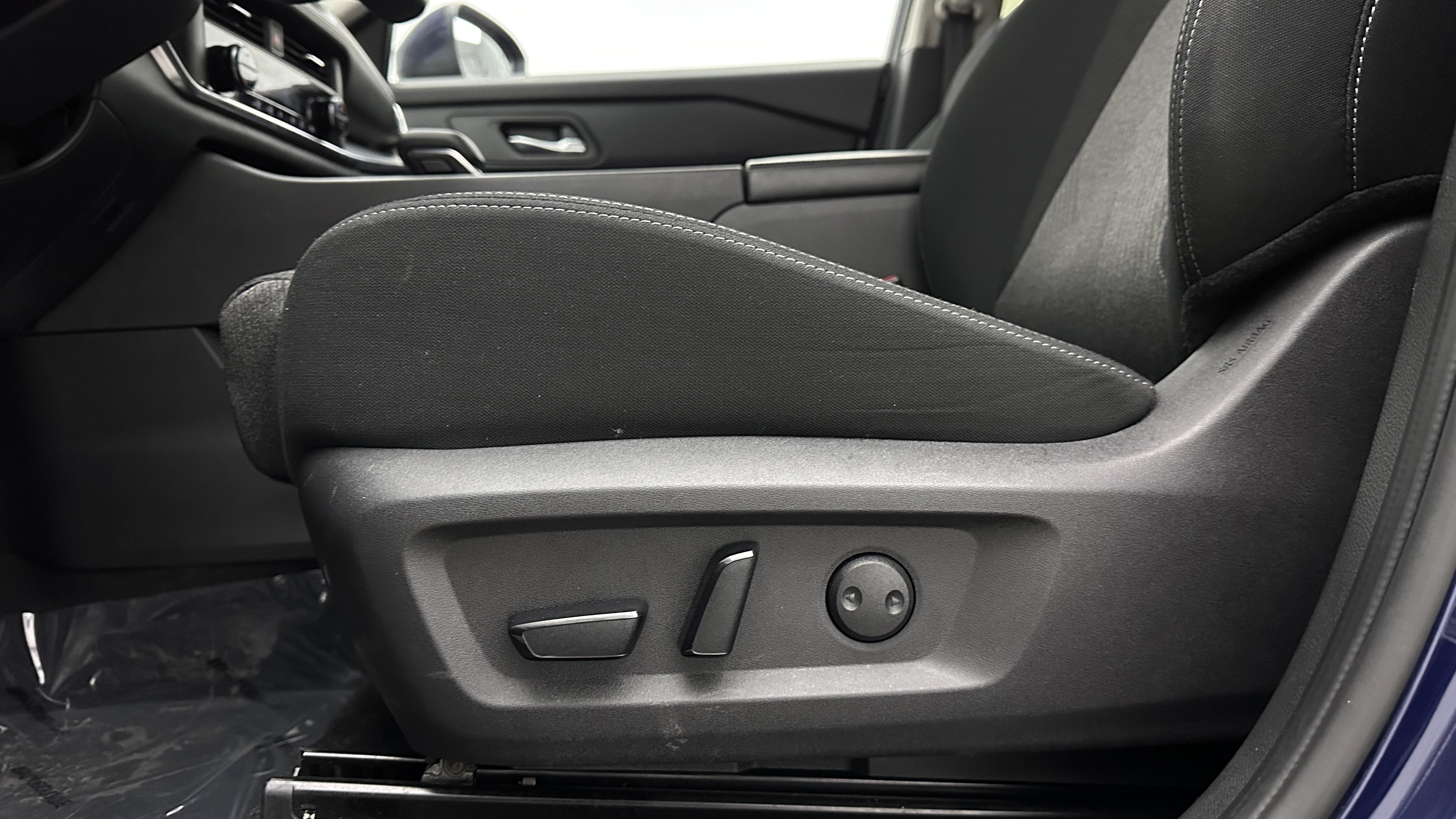 Used 2025 Nissan Rogue SV AWD/4WD image 12