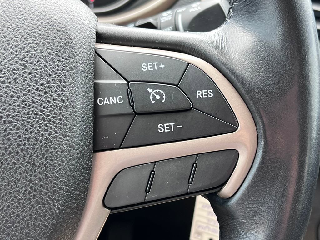 Used 2016 Jeep Cherokee Latitude AWD/4WD image 17