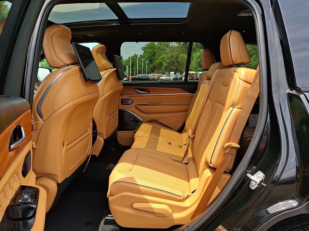 Used 2023 Jeep Grand Cherokee L Summit AWD/4WD image 11