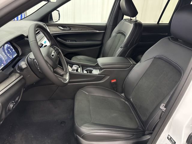 New 2026 Jeep Grand Cherokee Altitude image 4