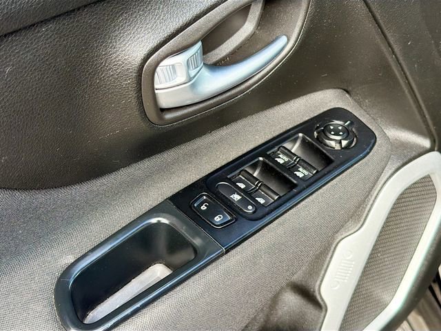 Used 2019 Jeep Renegade Latitude w/ Cold Weather Group image 17