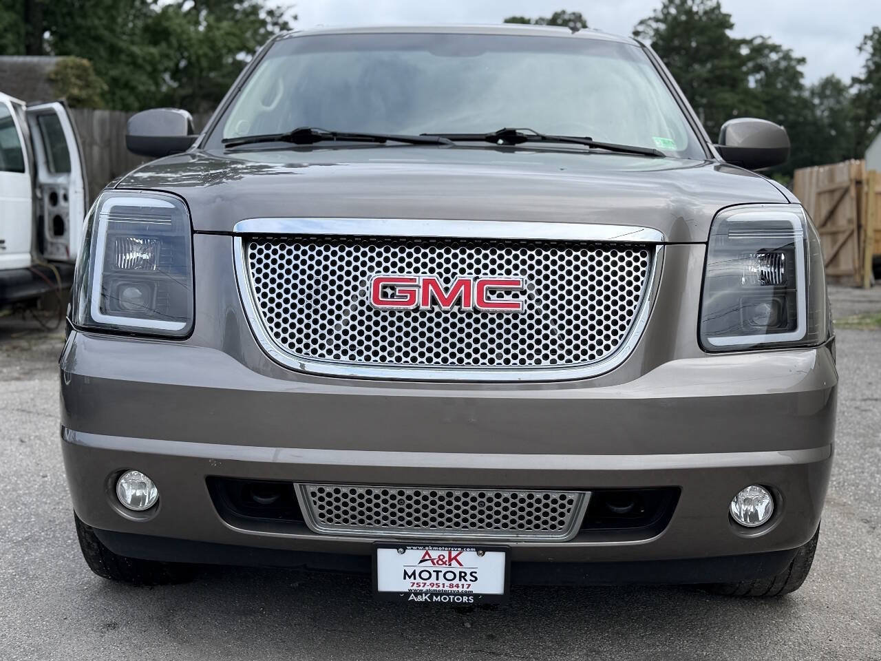 Used 2012 GMC Yukon XL Denali AWD/4WD image 2