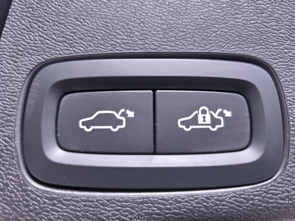 Used 2023 Volvo XC60 B5 Plus image 15