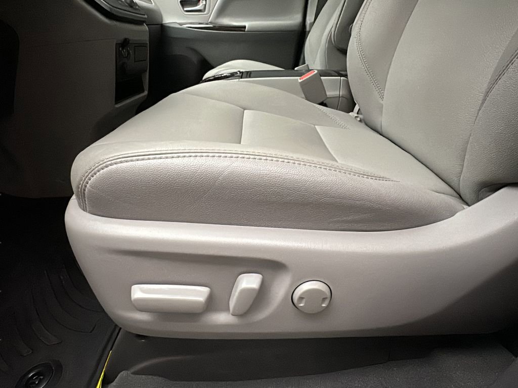 Used 2020 Toyota Sienna XLE w/ XLE Navigation Package AWD/4WD image 12