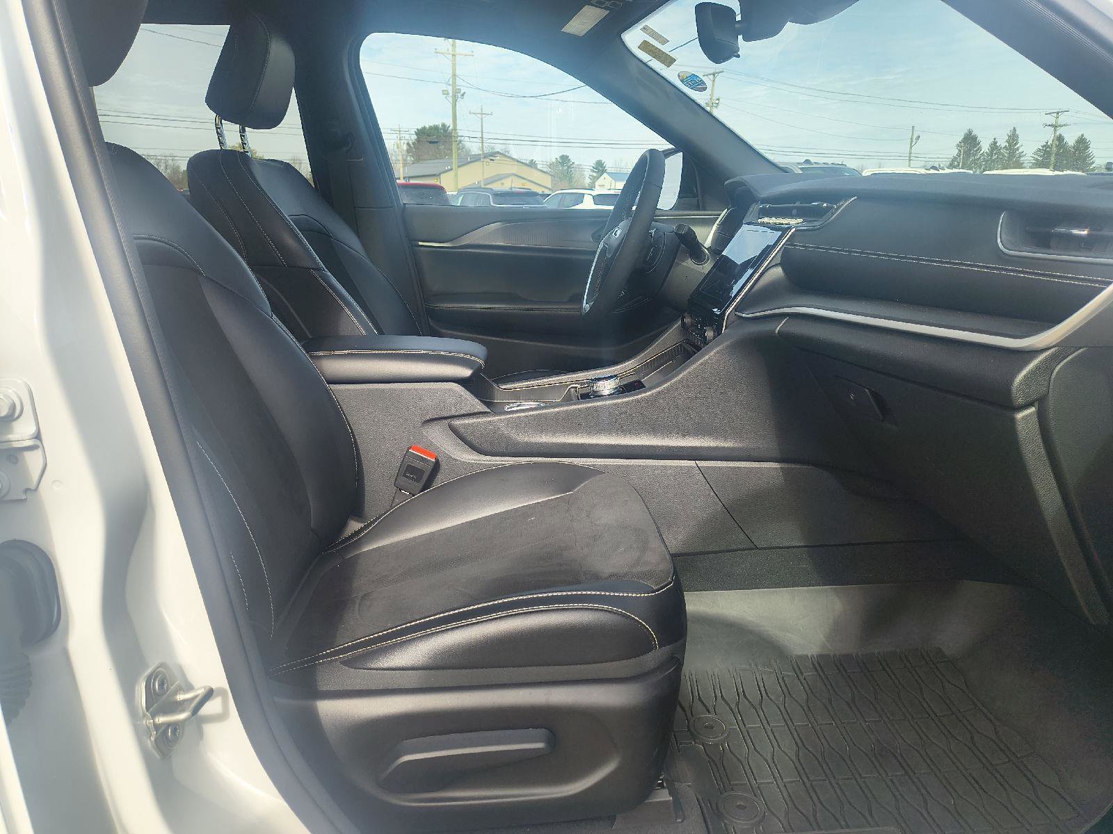 Used 2024 Jeep Grand Cherokee L Altitude AWD/4WD image 34