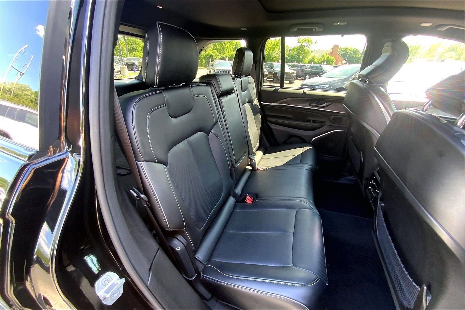 Certified 2025 Jeep Grand Cherokee Overland w/ Luxury Tech Group IV AWD/4WD image 18