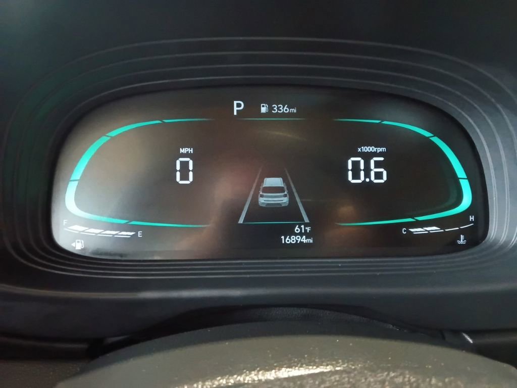 Used 2025 Hyundai Venue SEL FWD image 2