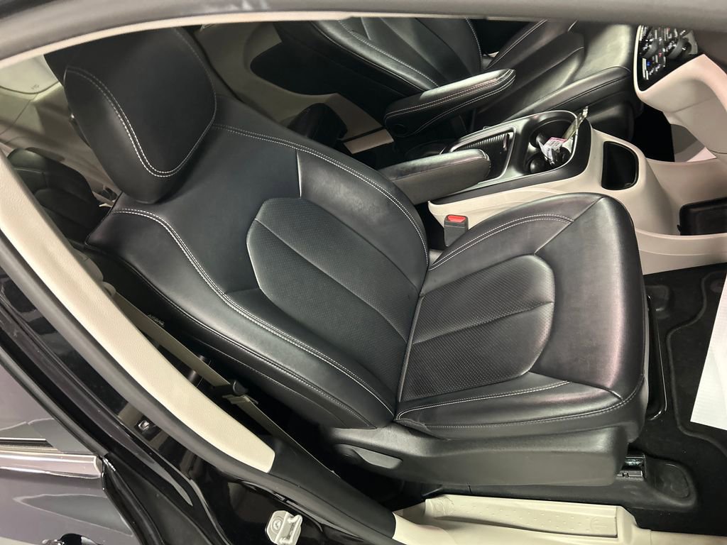 Used 2024 Chrysler Pacifica Touring-L FWD image 26