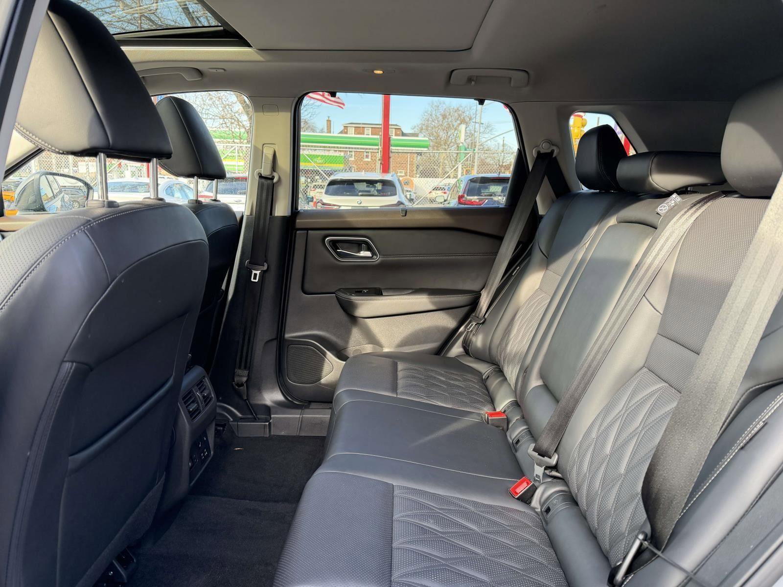 Used 2022 Nissan Rogue Platinum w/ Head-Up Display Package image 14