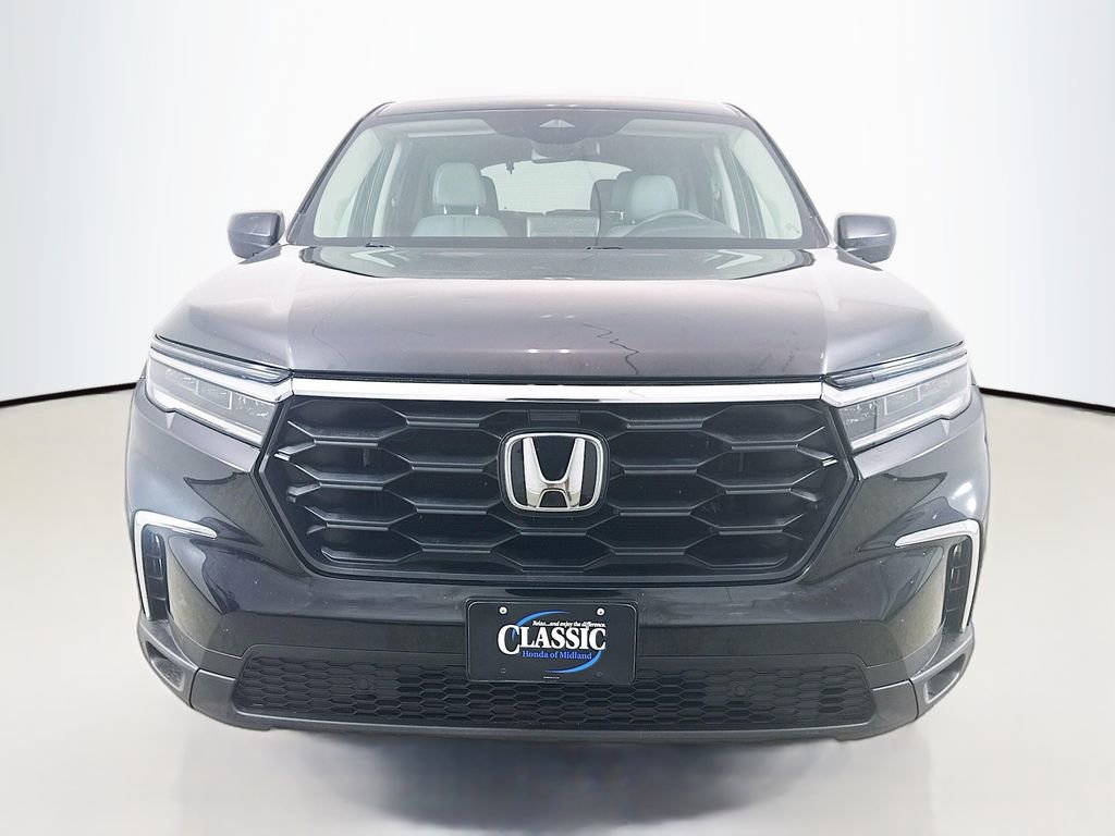 Used 2023 Honda Pilot LX image 2