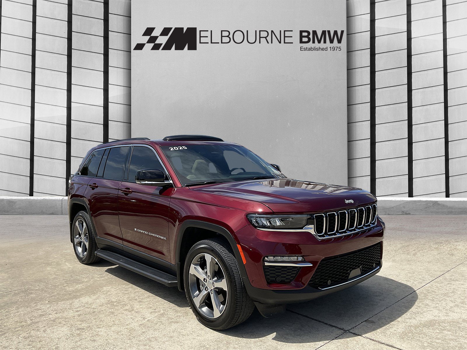 Used 2025 Jeep Grand Cherokee Limited w/ Luxury Tech Group II AWD/4WD image 1