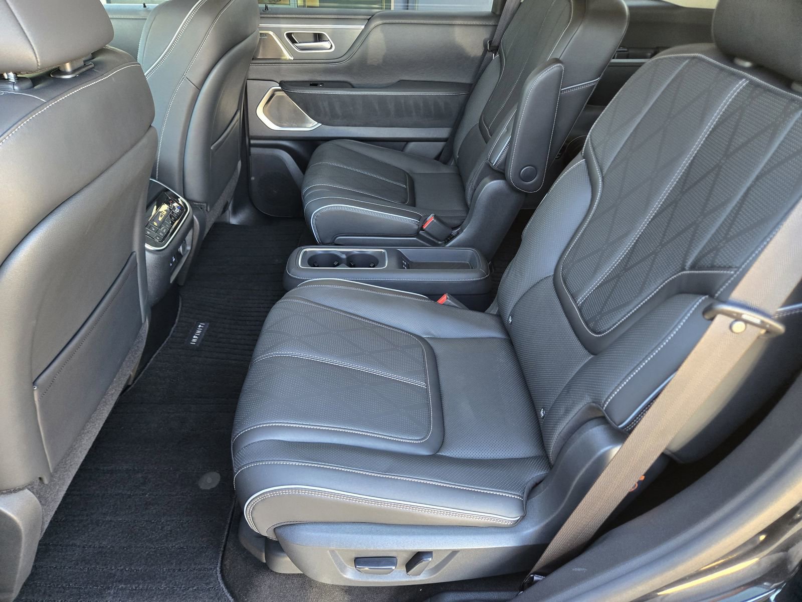 Used 2025 INFINITI QX80 Sensory image 18