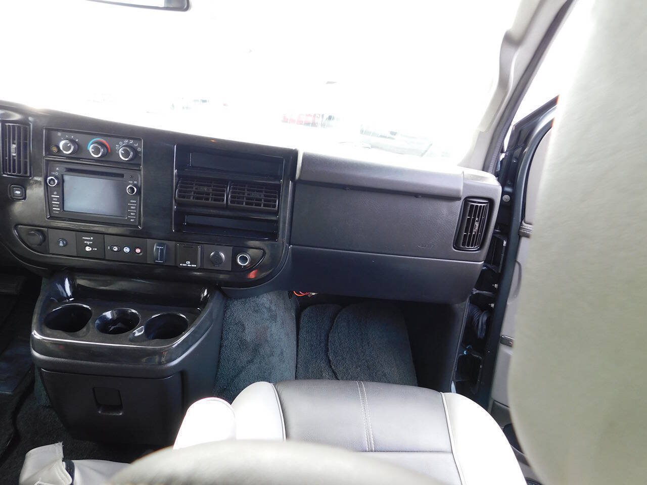 Used 2018 Chevrolet Express 2500 w/ Enhanced Convenience Package RWD image 27