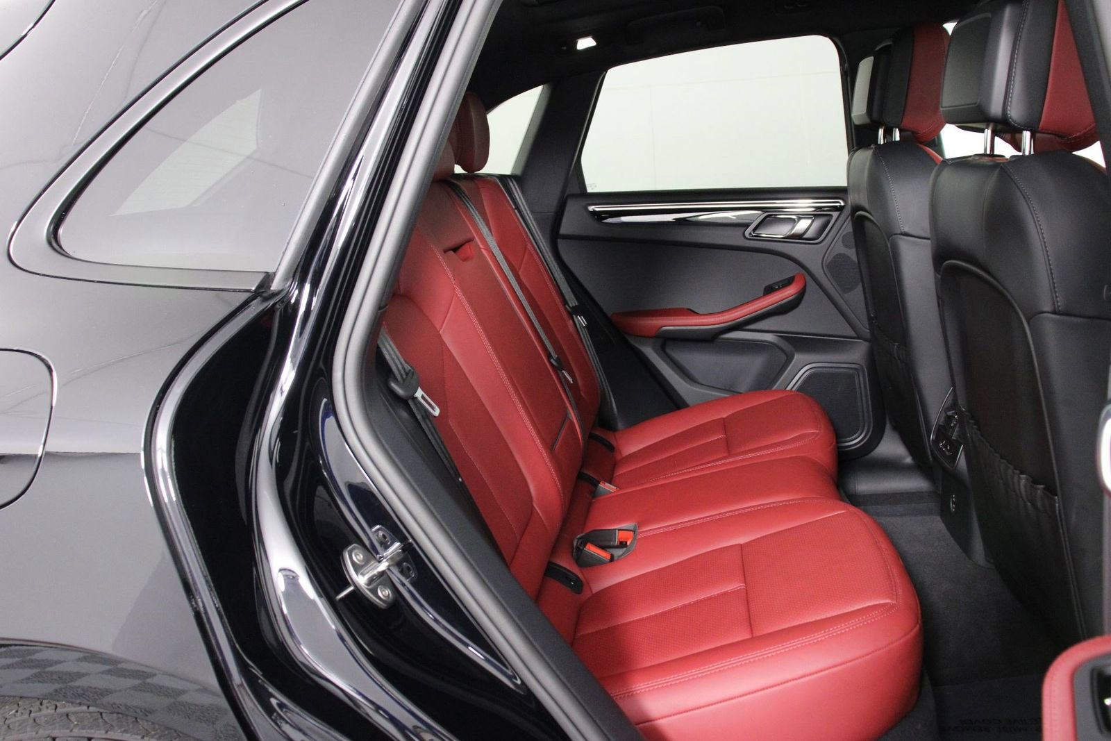 Certified 2025 Porsche Macan image 32