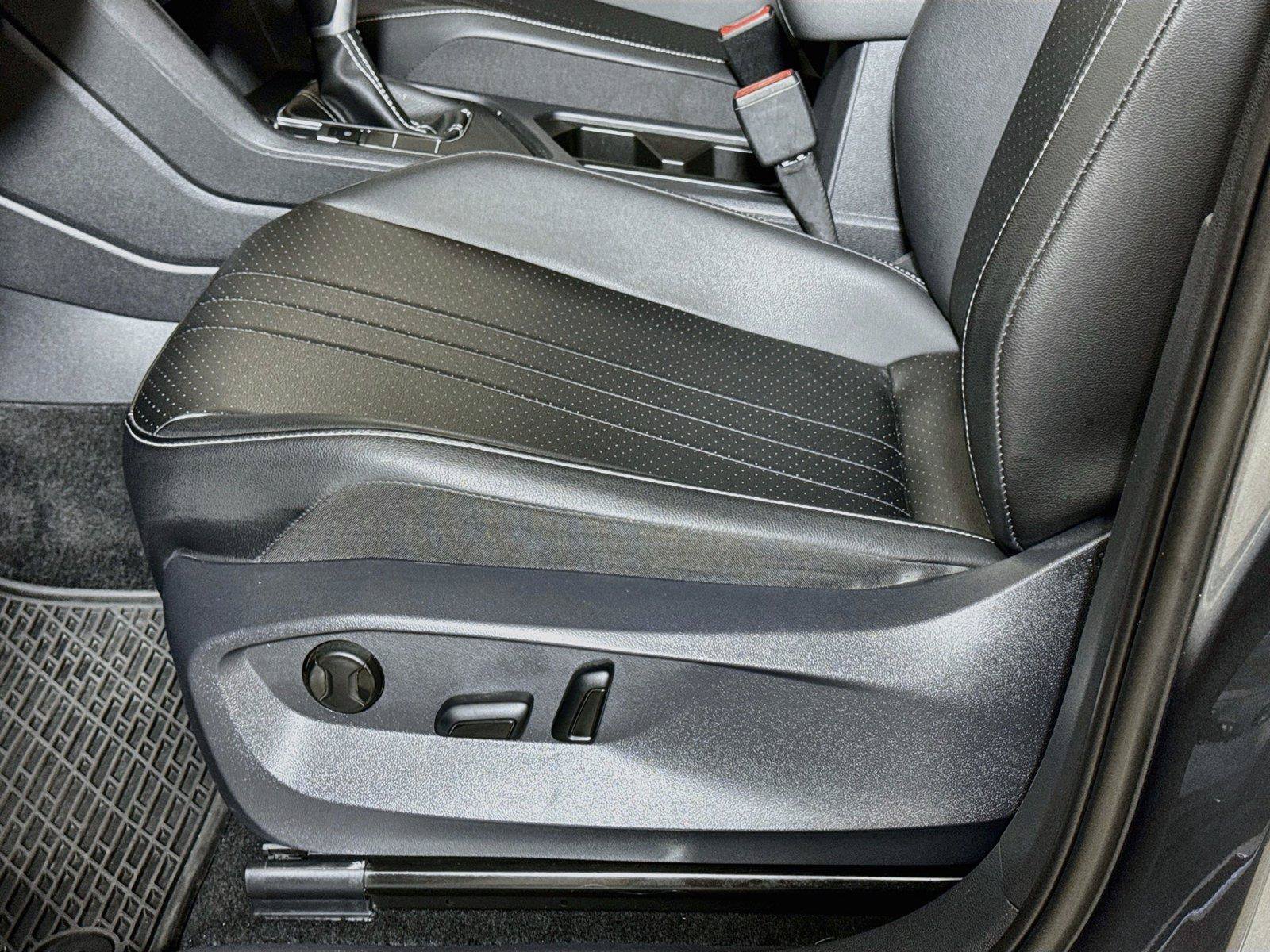 Used 2023 Volkswagen Tiguan SE R-Line FWD image 17