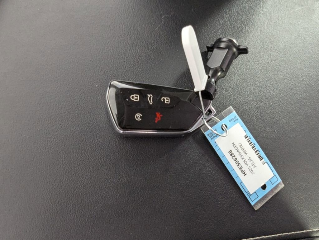 Used 2025 Volkswagen Atlas SE image 27