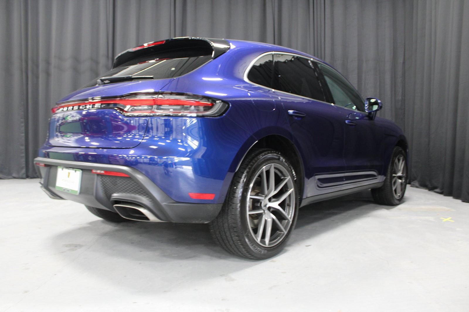 Certified 2025 Porsche Macan AWD/4WD image 5