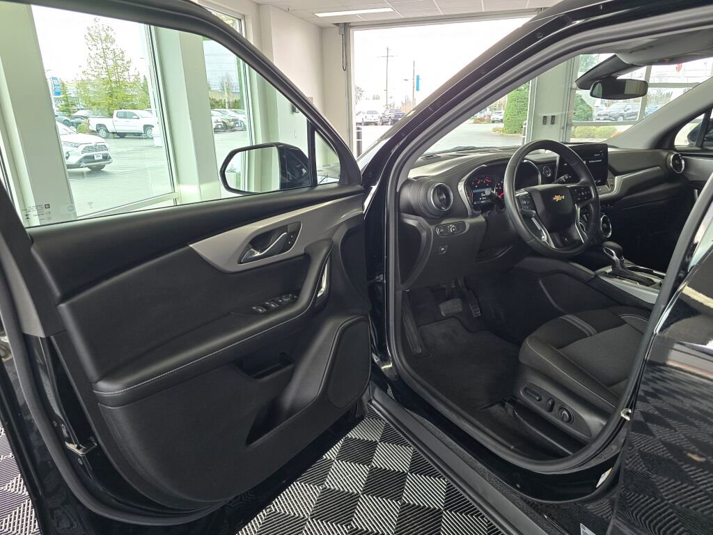 Used 2025 Chevrolet Blazer LT image 19