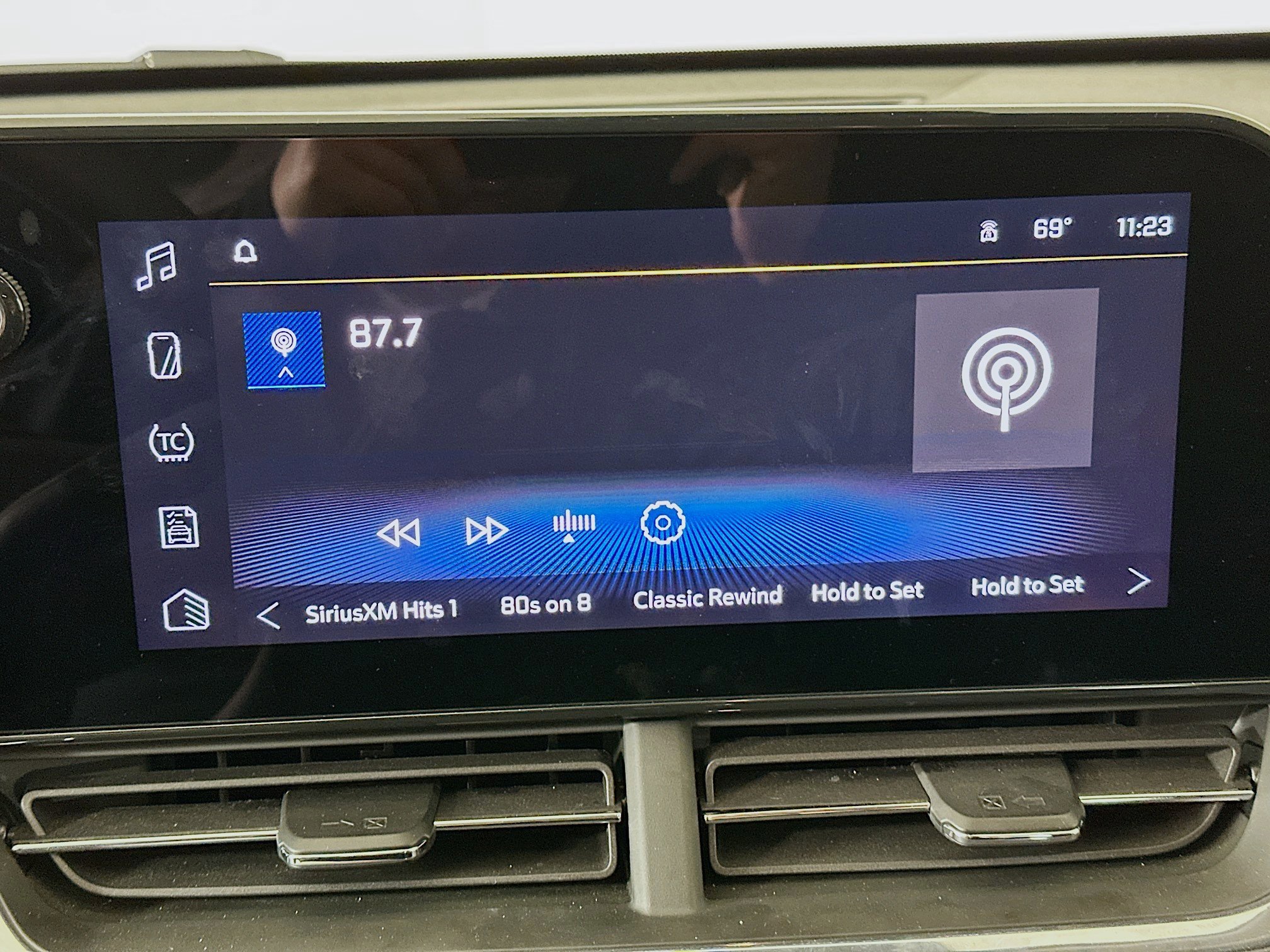 Used 2025 Chevrolet Trax LT image 19