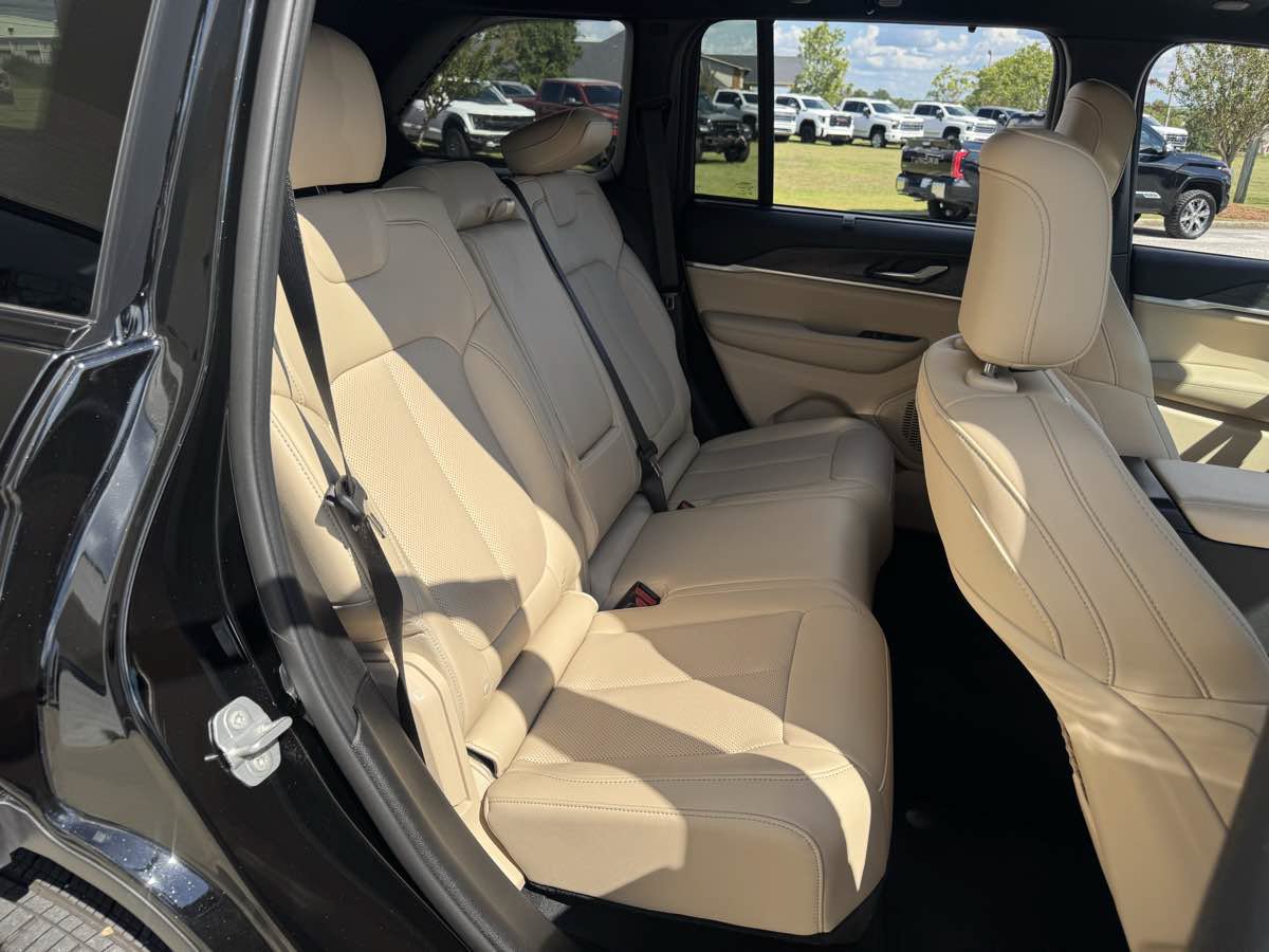 Used 2025 Jeep Grand Cherokee Limited w/ Luxury Tech Group II AWD/4WD image 13